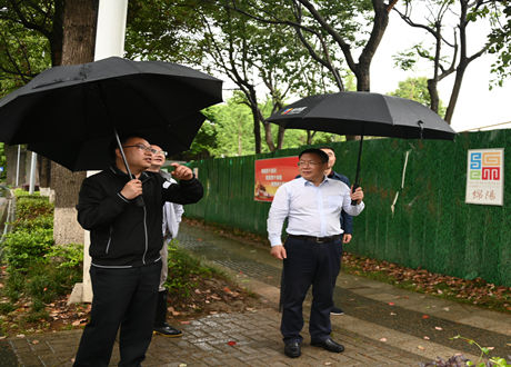 蘭勁冒雨調(diào)研達(dá)坤公司在建項目進(jìn)展情況
