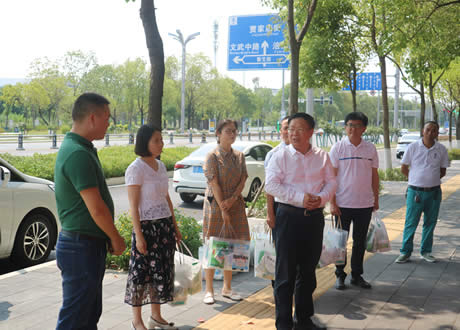 蘭勁看望慰問高溫天氣堅守的環(huán)衛(wèi)職工