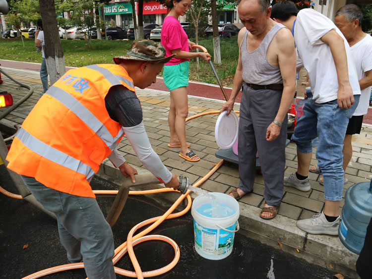 突發(fā)停水群眾急，達(dá)坤公司“解難題”