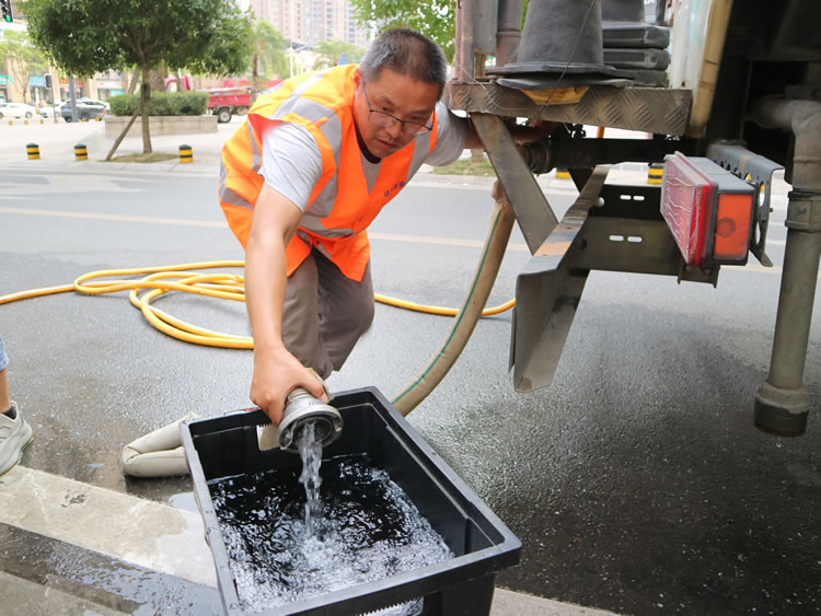突發(fā)停水群眾急，達(dá)坤公司“解難題”